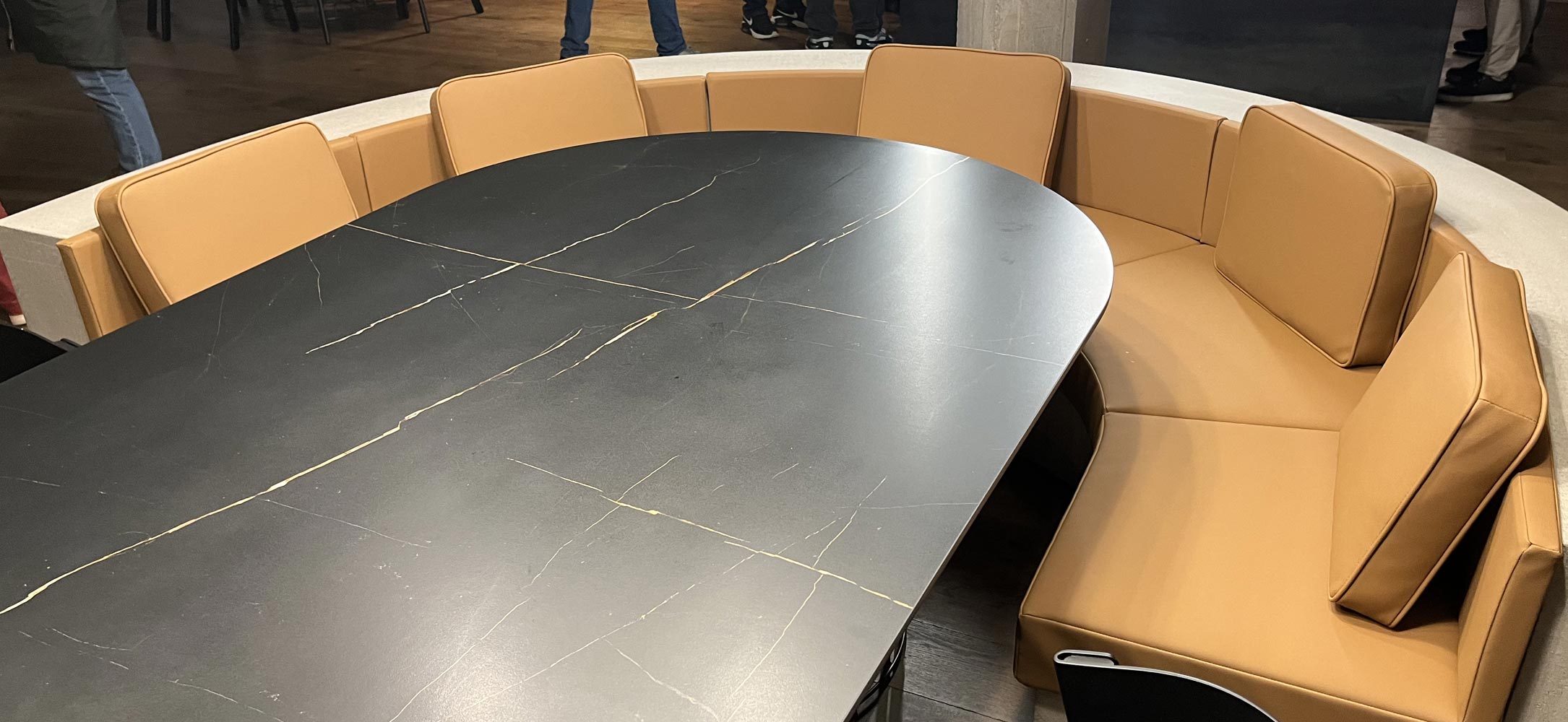 Banquette arrondie dans le restaurant Hellcity