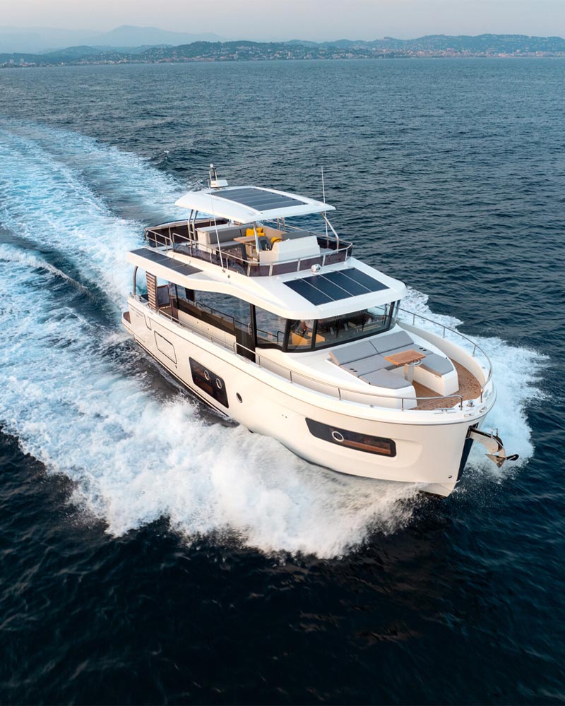Bateau à moteur avec une sellerie marine