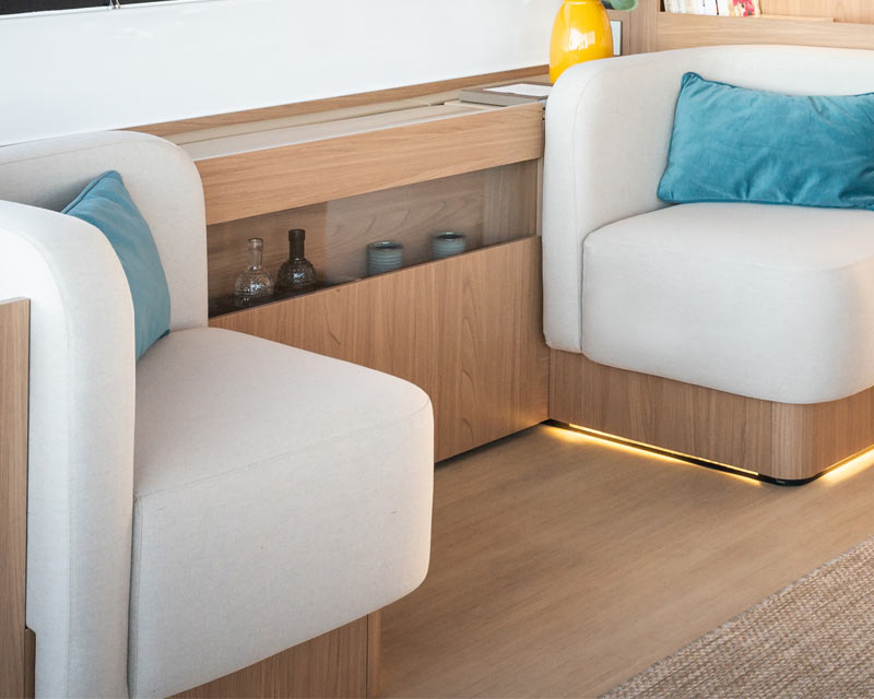 Finitions de fauteuils d'un catamaran